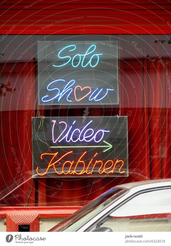 Solo Show Video Kabinen Leuchtschrift Neonlicht Wort Schilder & Markierungen Schaufenster Design leuchten Typographie Pornokino Leuchtreklame Vorhang