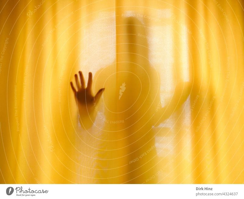 Person hinter einem gelben Vorhang Fenster Schatten Innenaufnahme Wohnung Gardine Tag Häusliches Leben Hand Handzeichen Stop verdeckt versteckt verschlossen