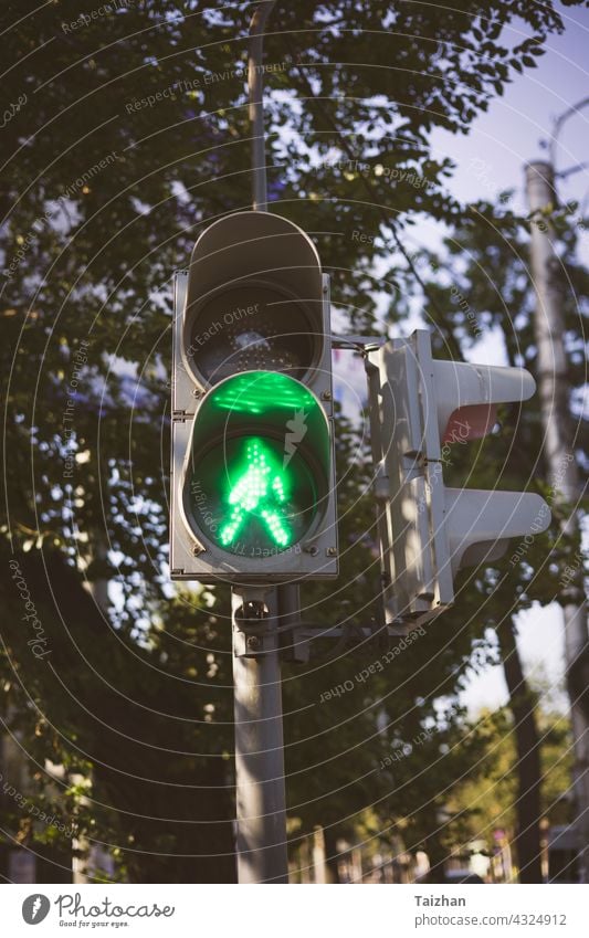 Ampel mit grünem Pfeil Licht in der Stadt . Nahaufnahme Verkehr Kontrolle Lampe signalisieren stoppen gehen Sie urban Farbe Straße Zeichen Symbol Regie fahren
