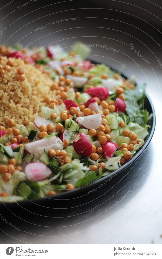Super Bowl Bulgur mit grünem Salat Radieschen gerösteten Kichererbsen bowl Salatgurke Platte kichererbse Dill Eisberg grüner salat Beilage Hauptgericht