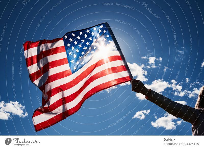 Winken usa Flagge in der Hand gegen blauen Himmel Fahne Amerikaner im Freien USA 4. Juli Person winkend reisen Menschen Sommer Tag Stern streifen amerika