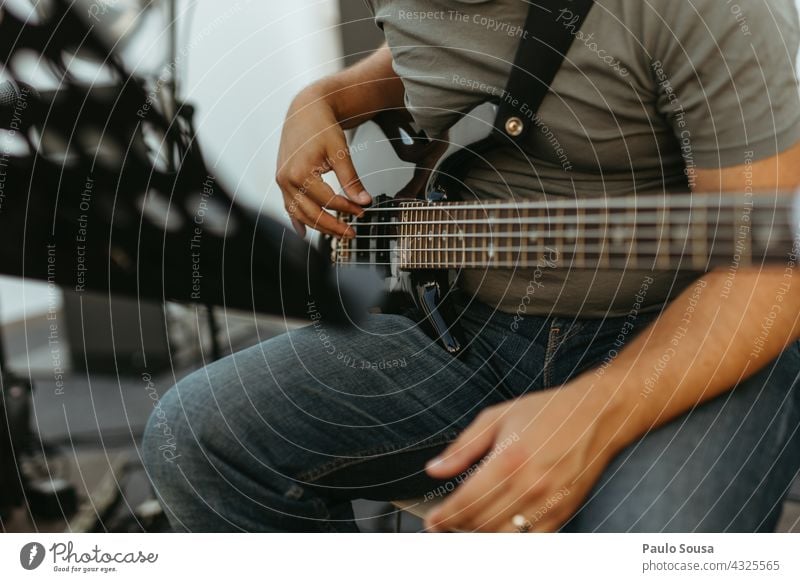 Mann spielt Bassgitarre Bassist Streichinstrumente Musik Musiker Musikinstrument Hand musizieren Elektrobass Rockmusik Klang Gitarre Konzert Kontrabass Saite