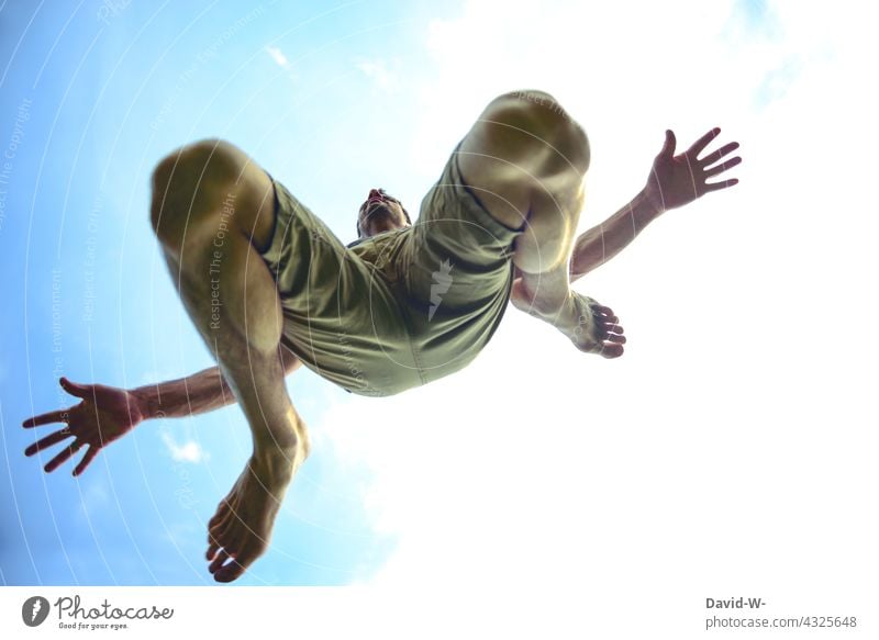 Luftsprünge - Mann springt in die Luft springen Luftsprung hoch fliegen Freiheit Schwerelosigkeit schweben Himmel hüpfen fallen frei Luftverkehr lebendig