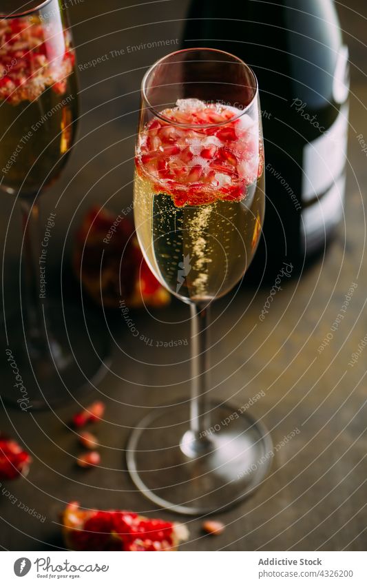 Champagner-Cocktail mit Granatapfel Alkohol Hintergrund Barkeeper Getränk Bokeh Blasen kalt trinken Lebensmittel frisch Frucht Garnierung Glas Mixologe