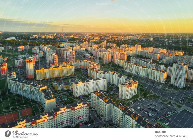 Luftaufnahme eines städtischen Wohnviertels bei Sonnenuntergang Stadt Großstadt Straße Architektur Antenne Gomel weißrussland Gebäude Stadtbild Land