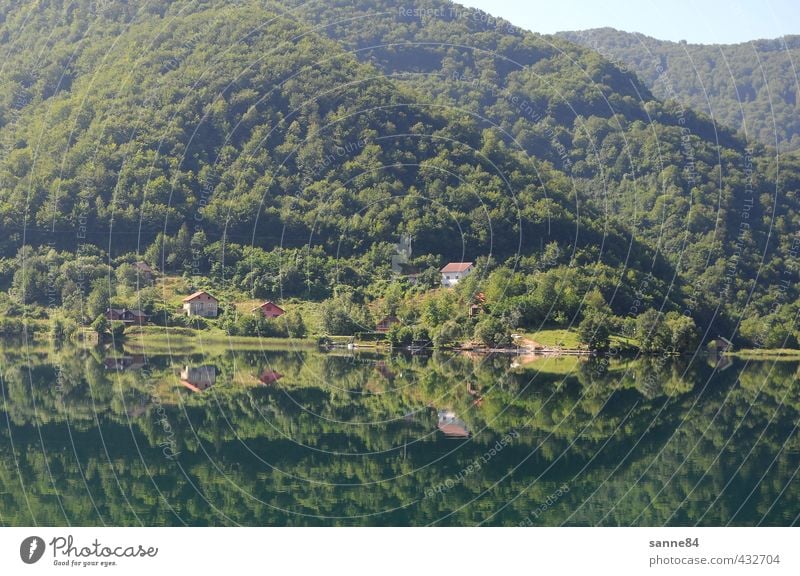 Spiegelung I Haus Landschaft Wasser Wald Hügel Seeufer Bucht Bosnien-Herzegowina Dorf Erholung grün Reinheit harmonisch Zufriedenheit Idylle Natur ruhig
