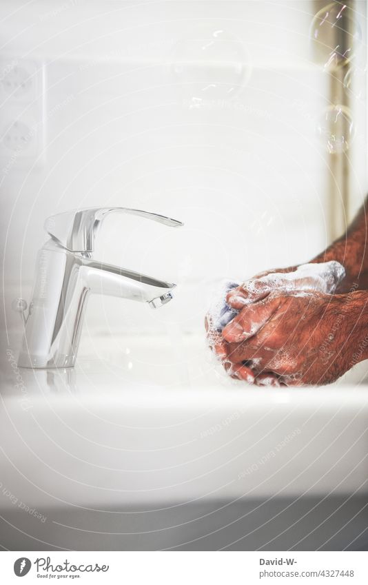 Hände waschen mit Bläschen Waschbecken Blasen Sauberkeit Hygiene Seife Pflege säubern Badezimmer