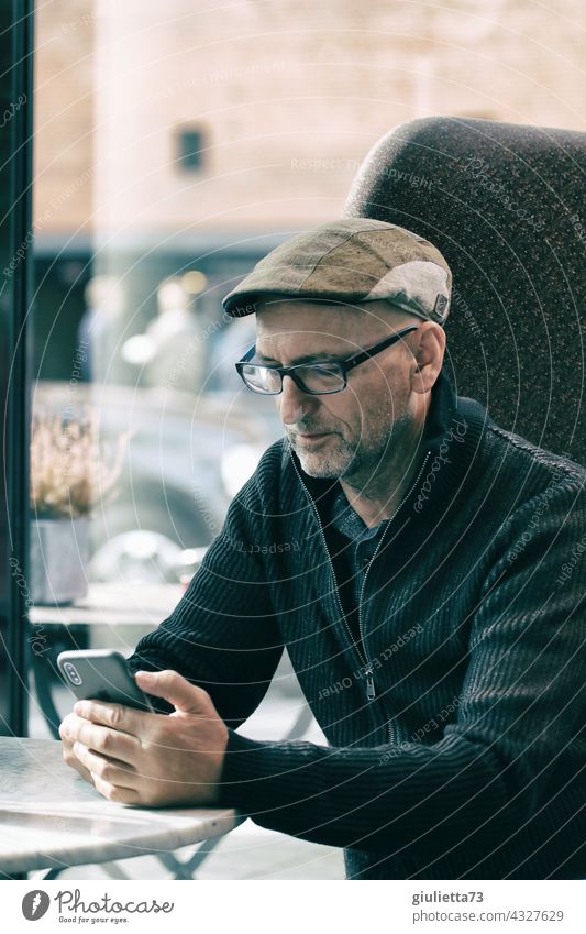 Einsamer Mann mit Brille sitzt im Café und schaut auf sein Handy | UT HH 19 Männlicher Senior maskulin Erwachsene Mensch 45-60 Jahre Leben Hoffnung