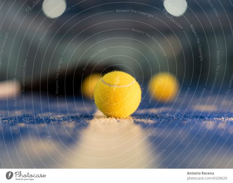 Paddle-Tennis-Ball auf blauem Platz Paddel Tenis Schaufel te nios Padel Objekt Gericht keine Menschen Nacht Turnier Sport aports Erholung niemand im Freien