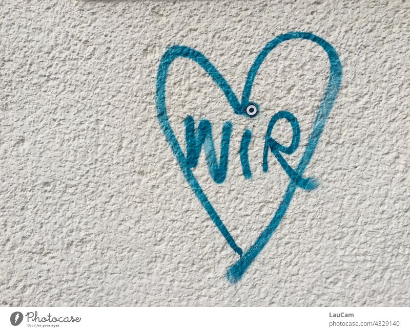 Graffiti mit Liebeserklärung „Wir“ im blauen Herz wir lieben mögen grafitti Grafik u. Illustration Hauswand Romantik Gefühle Verliebtheit Glück Sympathie