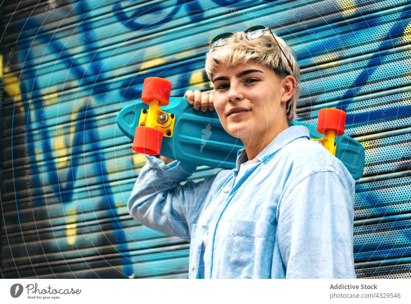 Teenager stilvolles Mädchen mit einem Skate Porträt Frau Skater jung Schlittschuh Lifestyle Glück Jugend Freizeit Skateboard Sommer Spaß Großstadt Kaukasier