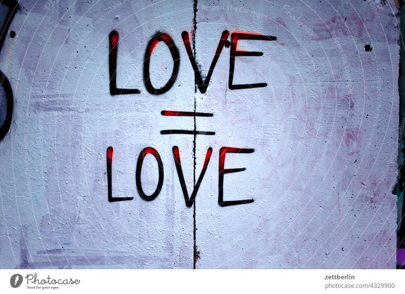 Love = Love aussage botschaft farbe gesprayt grafitti grafitto illustration kunst mauer message nachricht parole politik sachbeschädigung schrift slogan sprayen