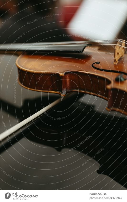 Nahaufnahme Geige auf Tisch Streichinstrumente Musik Musikinstrument Saite Konzert Farbfoto Holz Detailaufnahme Musik hören musizieren Klassik Orchester Klang