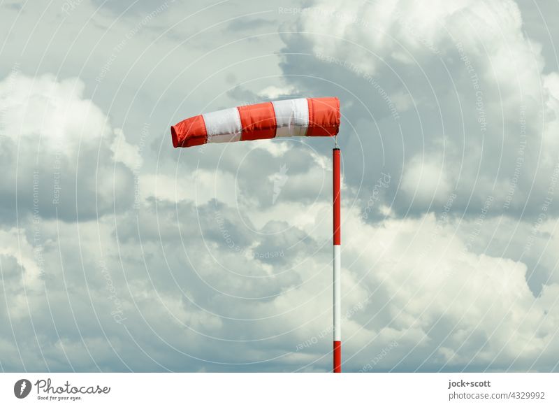 Windsack zeigt die Windrichtung offener Schlauch Windgeschwindigkeit Mast Wolken Himmel aufgeblasen Lee Luv Klima Natur Schönes Wetter Umwelt Luft
