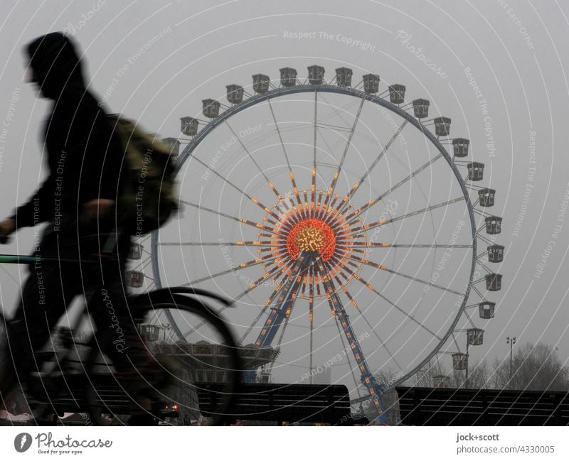 ein Wintertag am Riesenrad geht zu Ende Silhouette Fußgänger Fahrrad Mensch Strukturen & Formen Fahrgeschäfte gehen Jahrmarkt Berlin-Mitte hoch Feste & Feiern