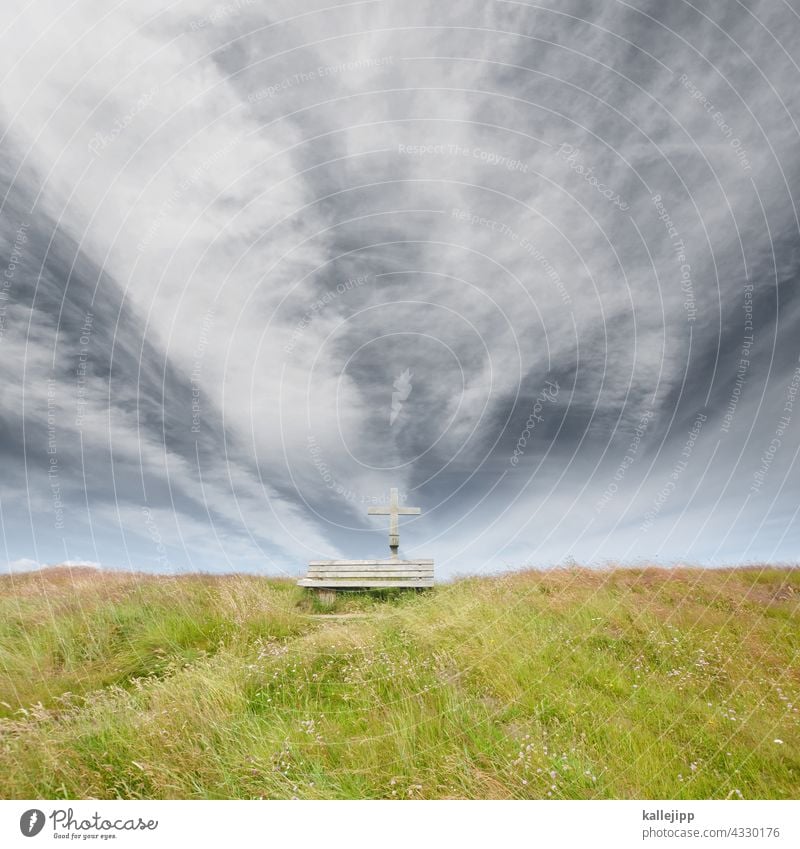 letzte ruhestätte Kreuz Bank Ruhe Ruhestätte Deich Wiese grün Himmel Wolken Gras blau Erholung Außenaufnahme Natur Pause Menschenleer Christentum