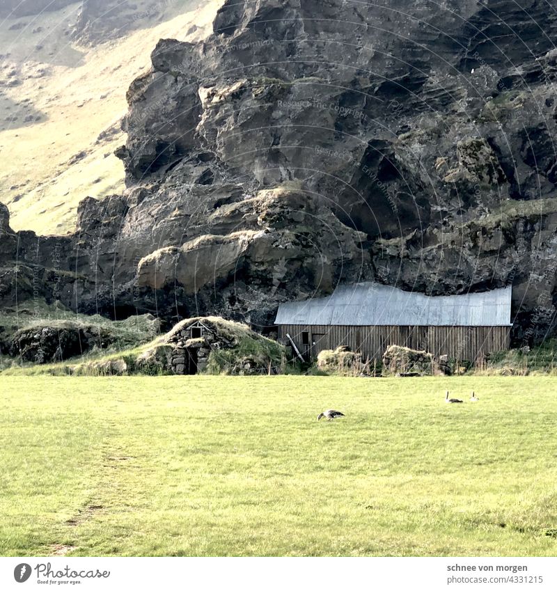 erdrückend Island Außenaufnahme Farbfoto Natur Landschaft Umwelt natürlich Menschenleer Klima Stimmung Himmel Berge u. Gebirge Felsen Urelemente Hügel Tag