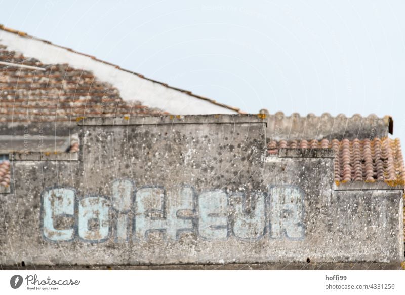 verblasster Hinweis 'Coiffeur' auf einer Altstadtfassade Schriftzug Historische Bauten Spuren spurensuche Verfall verfallenes Gebäude historisch Architektur