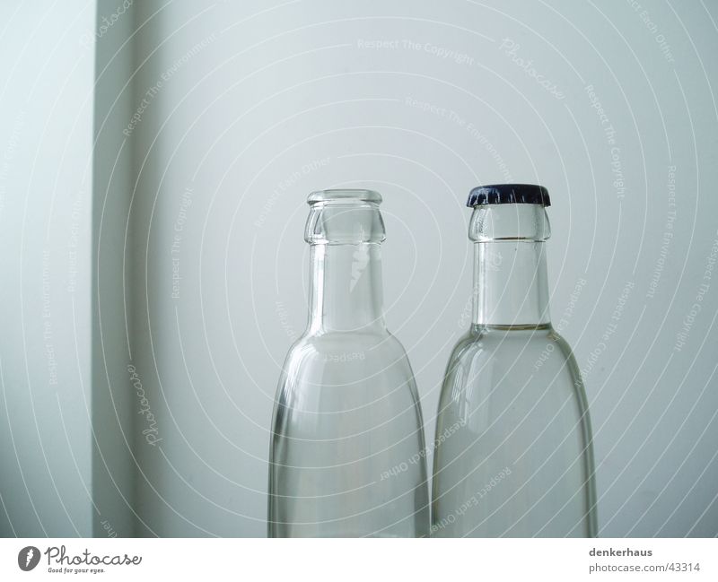 Flasche leer durchsichtig Wand weiß geschlossen 2 Dinge Glas Verschluss offen Wasser Alkoholisiert Verschiedenheit zusätzlich Pfand außergewöhnlich