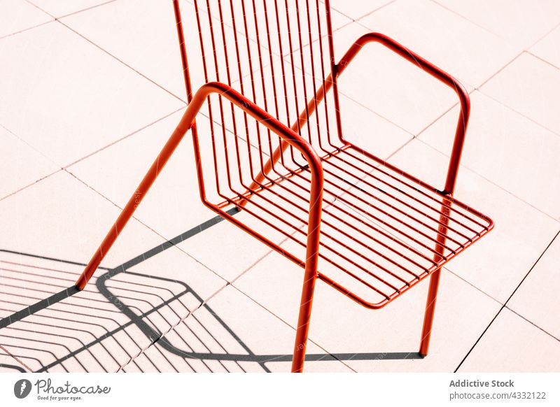 Metallstuhl mit Schatten im Sonnenlicht Stuhl rot Sommer Möbel modern Raster Gitter Streifen Farbe Design sehr wenige einfach Geometrie Form Stil Objekt