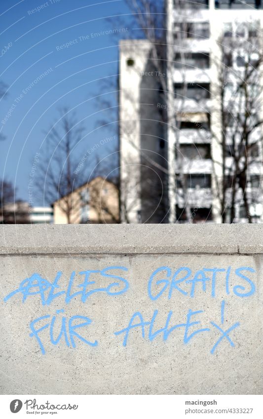 Anarchistisches Graffito Graffiti Anarchie anarchistisch Mauer Beton Hochhaus Wohnsiedlung urban Großstadt antikapitalistisch Antikapitalismus Außenaufnahme