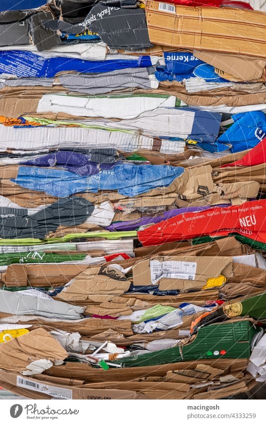 Zusammengepresste Kartonverpackungen Recycling Papier Verpackung Verpackungsmaterial Menschenleer Farbfoto bunt viele vielfarbig Müll Müllentsorgung