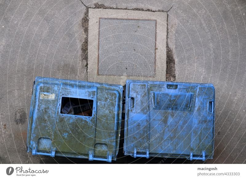 Blaue Altpapier-Container aus der Vogelperspektive Altpapiersammlung Altpapiertonne abfallentsorgung Abfall Außenaufnahme entsorgungsbetriebe Umweltschutz trist