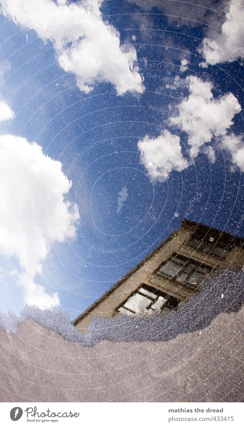 SPIEGLEIN Himmel Wolken Sommer Schönes Wetter Haus Bauwerk Gebäude Architektur Mauer Wand Fenster einzigartig Reflexion & Spiegelung Pfütze Wasseroberfläche