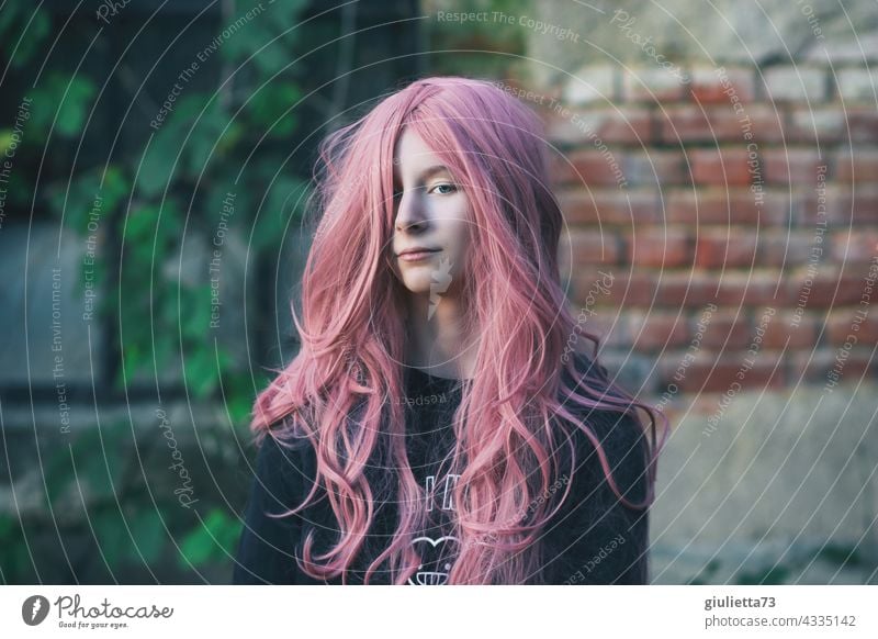 Porträt eines Teenager Mädchens mit langen rosa Haaren Farbfoto langhaarig 13-18 Jahre Haare & Frisuren Pubertät Jugendliche feminin Zentralperspektive Gefühle