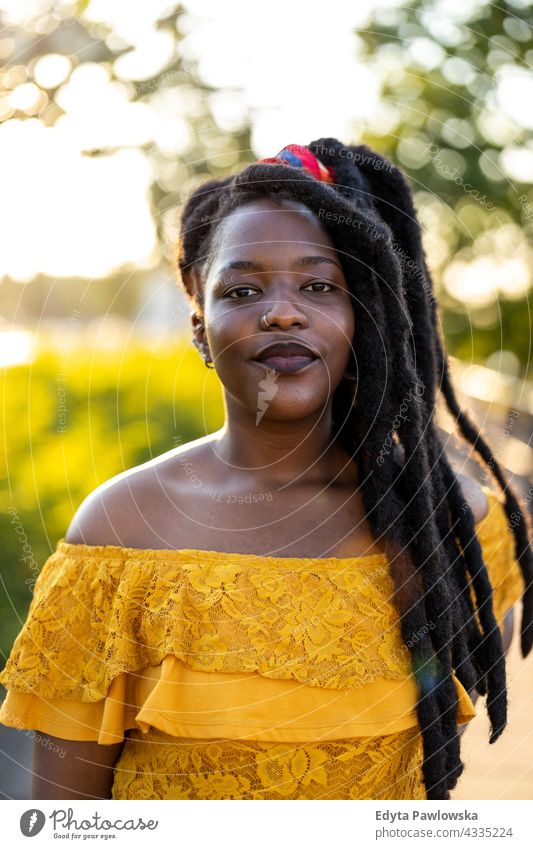 Porträt einer schönen jungen Frau im Freien Rastalocken stolz echte Menschen Stadtleben Afroamerikaner Afrikanisch schwarz Ethnizität sonnig Sonnenuntergang