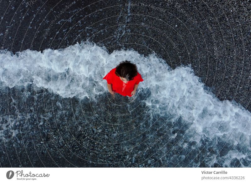 Draufsicht auf eine Frau in einem roten Kleid mit Meerschaum-Hintergrund Wasser MEER winken Strand blau Natur Wellen Sommer platschen Spray schäumen Küste