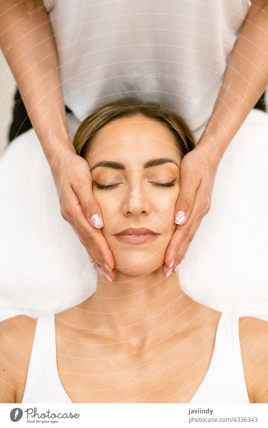 Frau mittleren Alters bei einer Kopfmassage in einem Schönheitssalon. Massage Spa Körper sich[Akk] entspannen massierend Masseur Wohlbefinden Behandlung Pflege