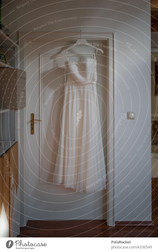 #A# Hochzeitsfigur Braut Brautkleid brautschau Kleid weiß weißer Hintergrund Zeremonie Tradition teuer elegant Feste & Feiern Frau festlich feminin