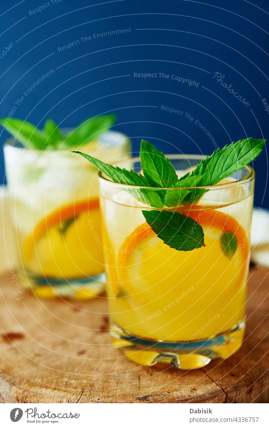 Orange frische Limonade im Glas auf dunklem Hintergrund trinken orange Sommer kalt Zitrusfrüchte Wasser Frucht erfrischend Minze blau Vitamin Entzug Eis Tisch