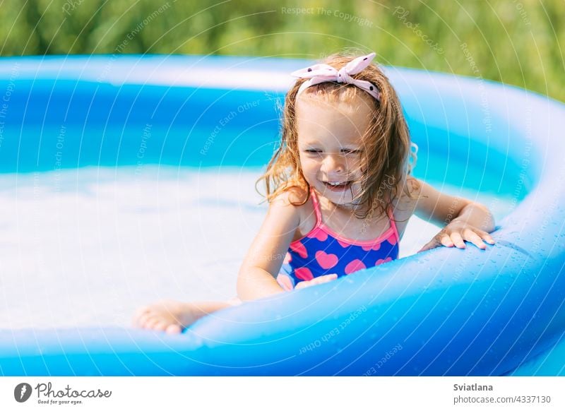 Porträt eines schönen Baby-Mädchen in den Pool im Garten Wasser Spielen Spaß Kindheit Sommer Schwimmsport Freude Badeanzug Familie lustig wenig Urlaub Sonne