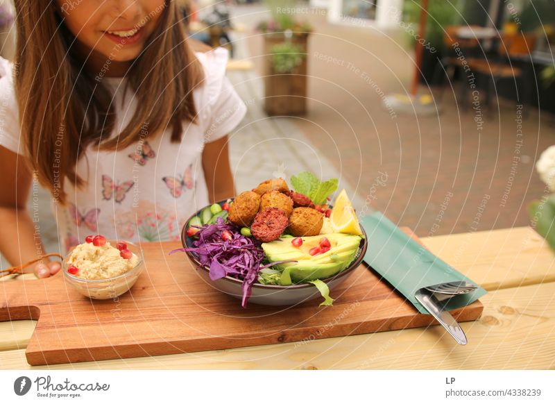 Kind schaut und lächelt bei gesundem Essen Strukturen & Formen Muster abstrakt Detailaufnahme Nahaufnahme mehrfarbig Hintergrundbild heimwärts Gesundheit