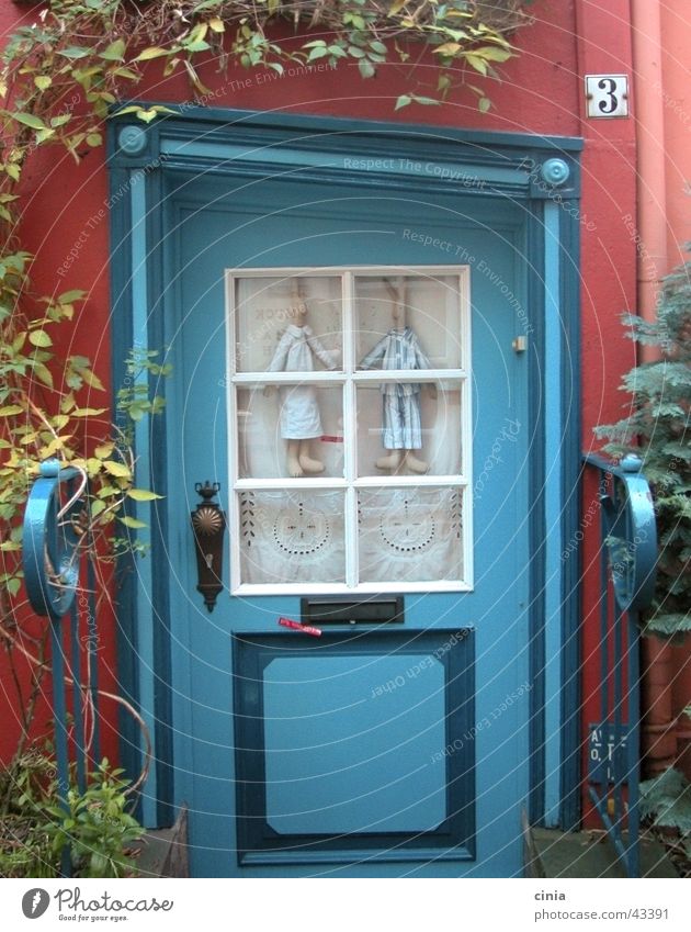hasenhaus Haus Hase & Kaninchen Eingang rot Bremen Der Schnoor Architektur Tür blau Paar paarweise Osterhase