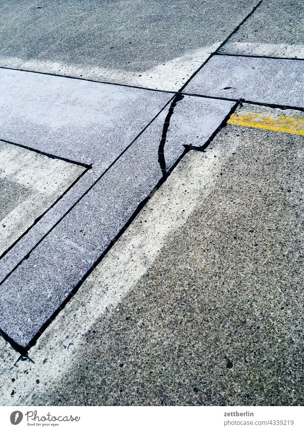 Geflickte Straße straße asphalt flicken geflickt reparatur repariert schlagloch linie geometrie linien winkel beton ausbesserung straßenbau stadt urban