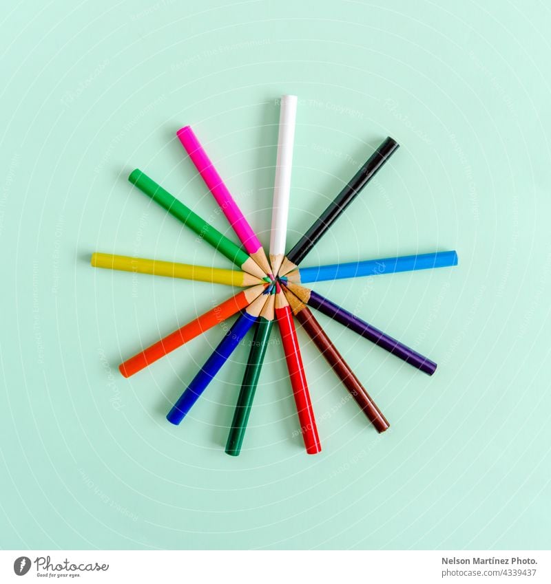 Bunter Farbstift auf grünem Hintergrund Büro Zeichnung Geschenk vielfältig Vielfalt Schule Makro abstrakt zeichnen bunt Hochschule Vorstellungskraft Karikatur
