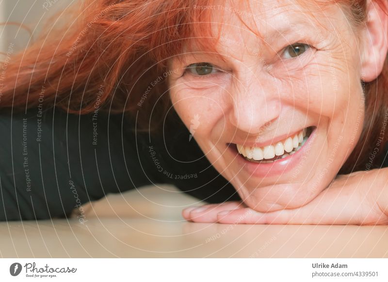 Lebensfreude - Lach mal wieder 😉 lachen Lächeln Fröhlichkeit Glück Freude Zufriedenheit Mensch feminin Porträt Frau Blick in die Kamera Erwachsene Farbfoto