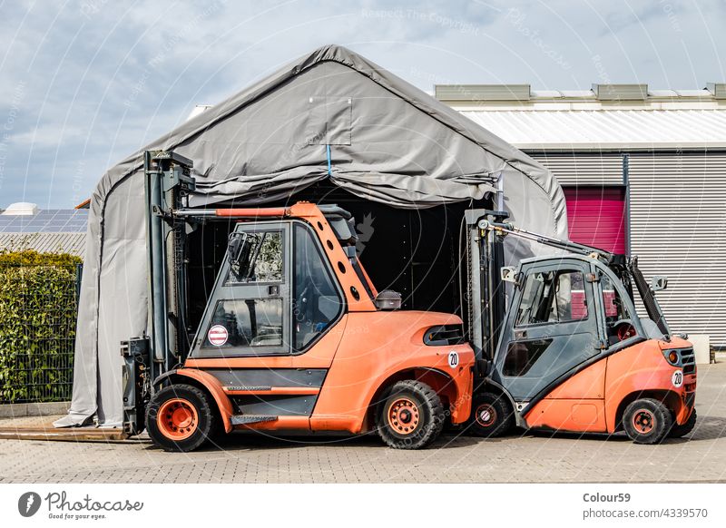 Zwei Gabelstapler Lader Verpackung Industrie Lagerhalle Transport Fracht Verteilung Fahrzeug Ladung Stapelung Spedition Gerät industriell Container Lastwagen