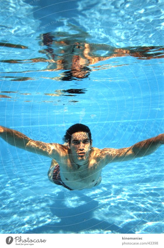 der dude Sommer unten Schwimmbad Physik Licht Mann Sonne Wasser blau Wärme