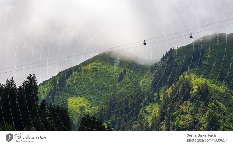 Seilbahn in den Nebel bzw die Wolken - Seilbahn bei Kaprun, Österreich seilbahn kabinenbahn gondeln nebel wolken berge alpen unwetter österreich kaprun wald