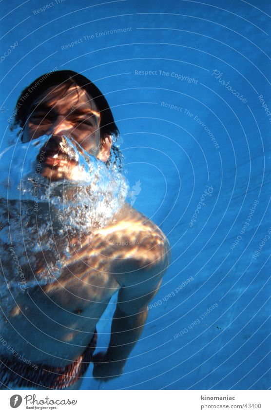 auftauchen Sommer unten Schwimmbad Physik Licht Luftblase Mann Sonne Wasser blau Wärme