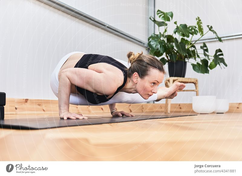 Sportlicher Lebensstil einer wohlgeformten Frau mittleren Alters Yoga Übung Fitness Flexibilität aktiv sportlich Gleichgewicht Körper Pflege Klasse
