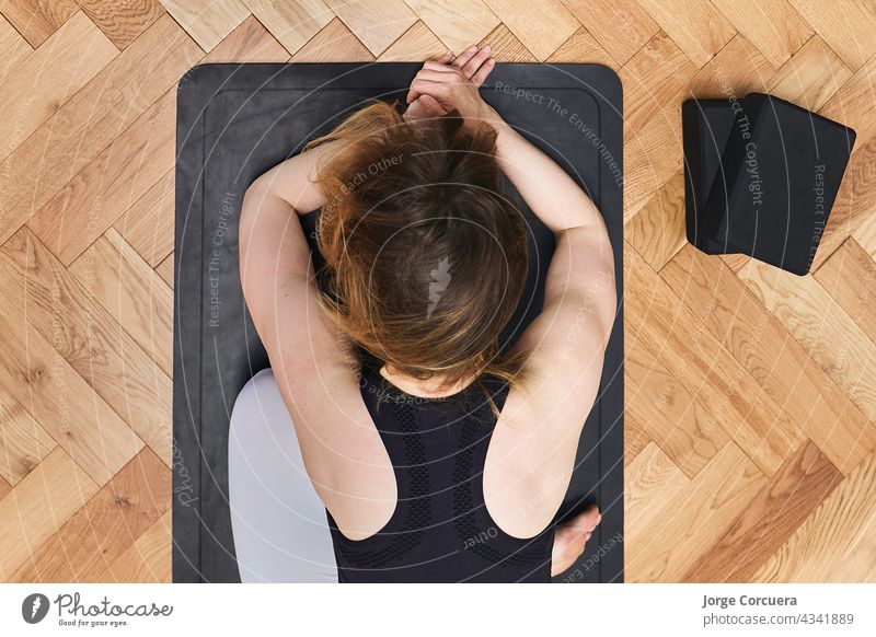 Yoga-Mädchen bei der Anahatasana-Pose. Zenitalebene Übung Fitness Flexibilität aktiv sportlich Gleichgewicht Körper Pflege Klasse Konzentration Stock Freiheit