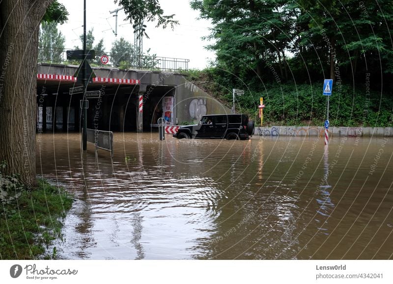 Extremwetter - ein Geländewagen versucht, auf einer überfluteten Straße in Düsseldorf zu navigieren Klima Klimawandel Desaster düsseldorf fluten