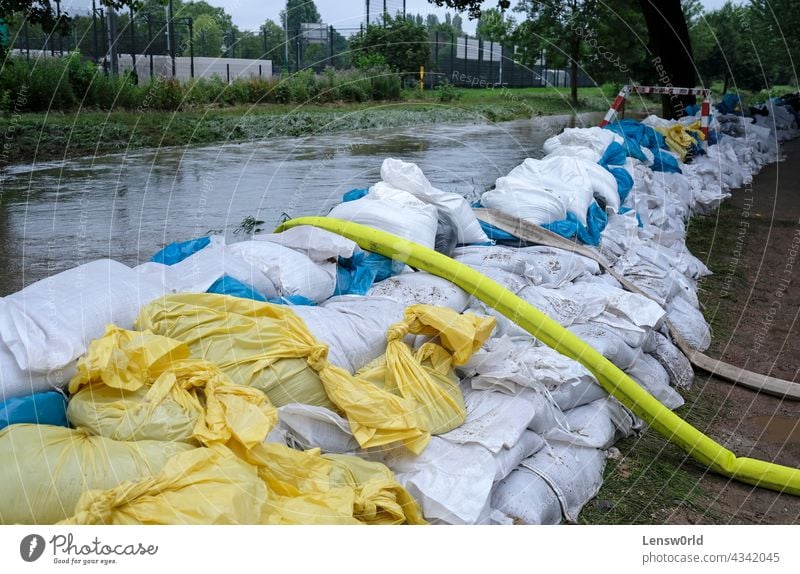Extremwetter - eine Reihe von Sandsäcken und Schläuchen zum Abpumpen von Wasser aus überfluteten Kellern in Düsseldorf, Deutschland Klima Klimawandel Desaster