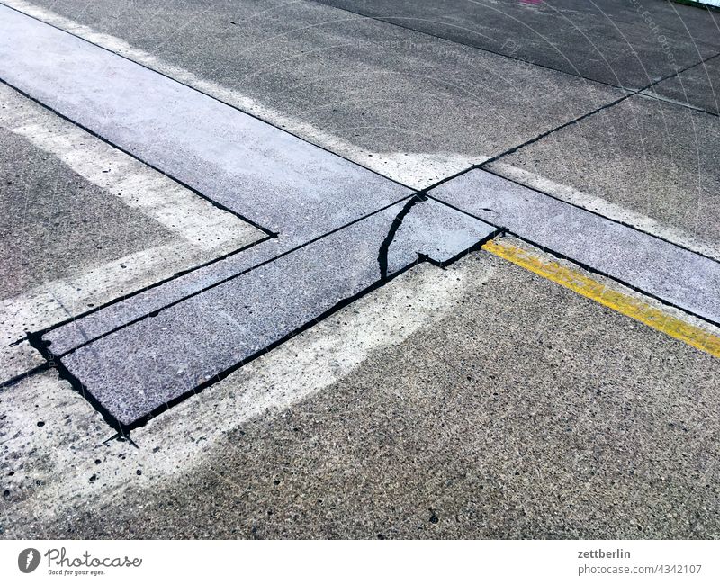 Geflickte Straße straße asphalt flicken geflickt reparatur repariert schlagloch linie geometrie linien winkel beton ausbesserung straßenbau stadt urban