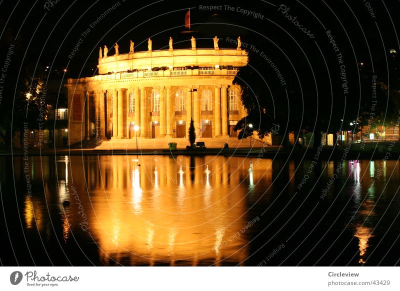nachts untwegs Stuttgart Nacht Gebäude Langzeitbelichtung Reflexion & Spiegelung gelb Architektur Nachtaufnhame gold Wasser